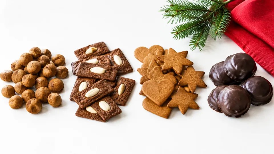 Pebernødder, brunkager med mandler, hjerte- og stjerneformede peberkager og chokoladeovertrukne honningkager side om side